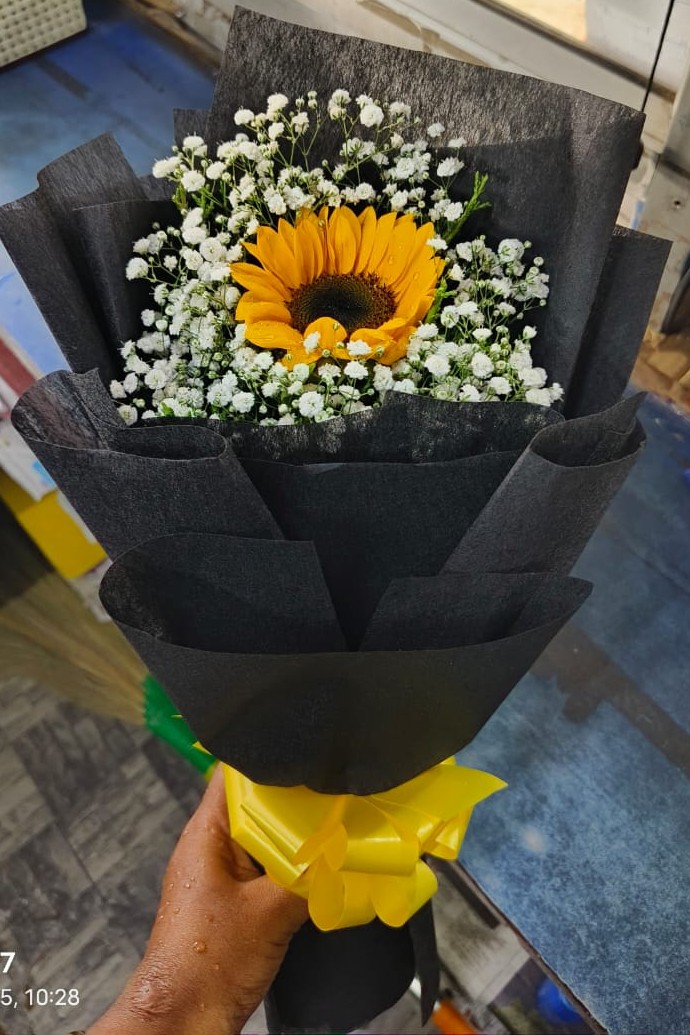 Brighten someone’s day with the golden glow of our Sunny Smile! Perfect for any occasion or just because. 🌞💛