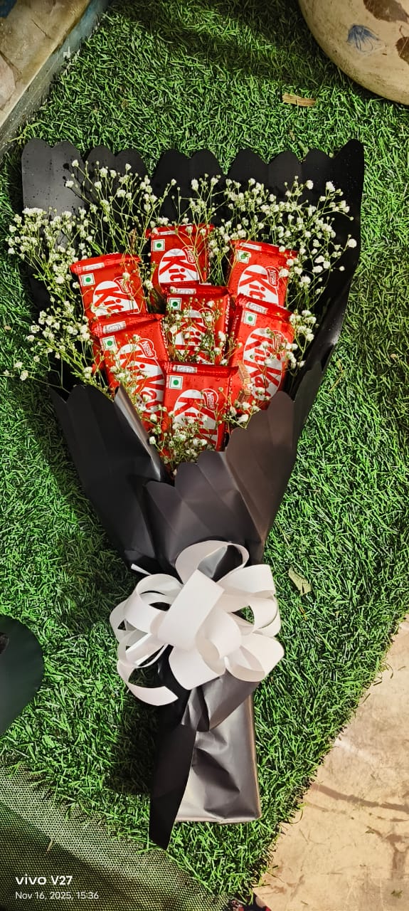 “Give them a break they’ll never forget 🍫💐”
“Flowers fade, chocolates don’t 😍”
“When love comes wrapped in chocolate ❤️🍫”
“A bouquet that tastes as good as it looks ✨”
“Say it with KitKat 💌”