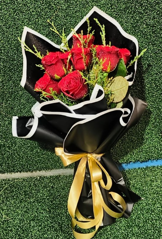Bold red roses wrapped in luxurious black Korean paper, finished with a golden ribbon โ where elegance meets passion. ๐ค๐นโจ
Perfect for making moments unforgettable.