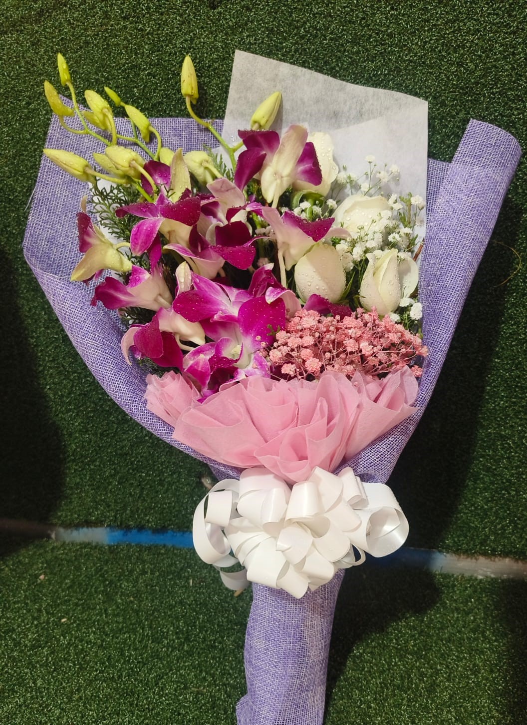 A graceful blend of orchids and roses, wrapped in soft pastel tones 💜🤍
Perfect for expressing love, gratitude, and warm wishes on any special day 🌸🎀