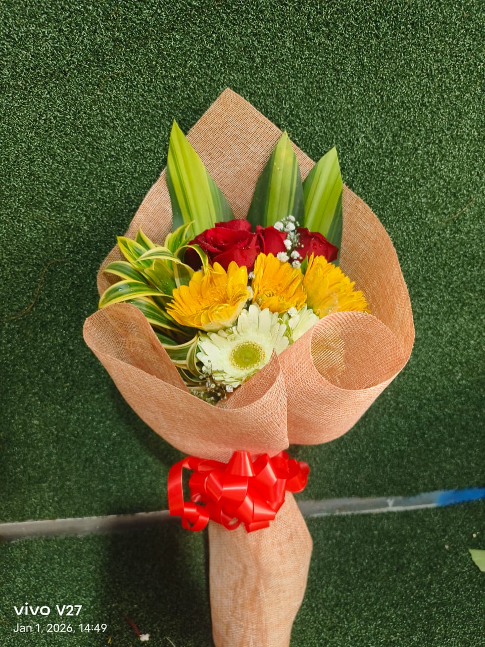 Brighten someoneβs day with this vibrant hand-tied bouquet π
A perfect blend of sunshine yellow, pure white, and romantic red β wrapped with elegance and love β€οΈβ¨
Ideal for birthdays, anniversaries, congratulations, or just because π